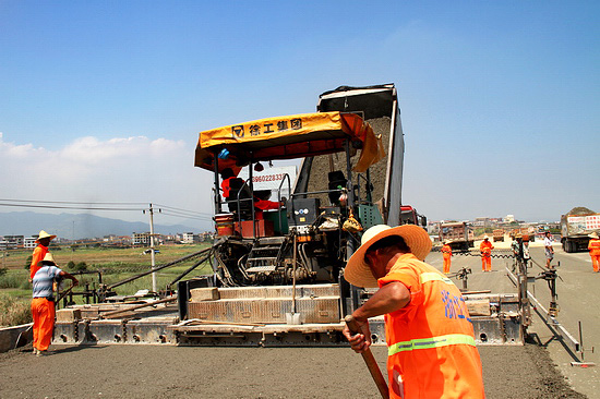 徐工壓路機(jī)工作現(xiàn)場(chǎng)圖，河南路友機(jī)械有限公司提供！