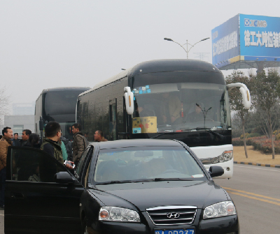 鏟運(yùn)客戶(hù)乘坐河南路友班車(chē)到達(dá)徐工廠(chǎng)家