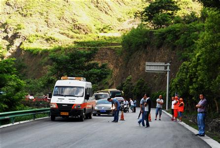 道路中斷，車輛受阻