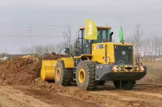 徐工裝載機(jī)在項目現(xiàn)場開始清理場地