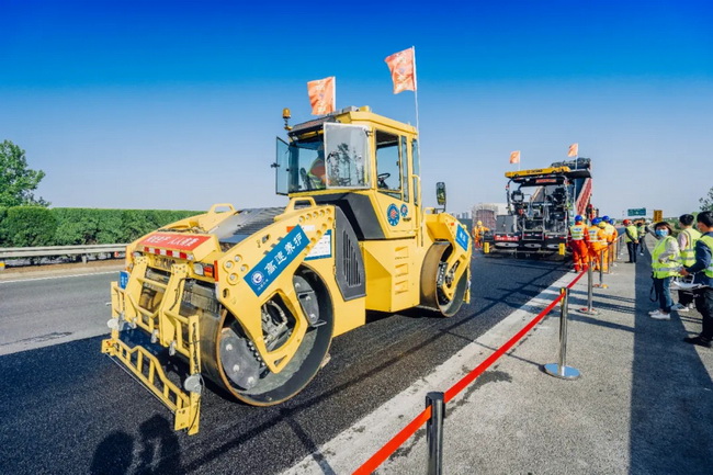 全新雙鋼輪壓路機(jī)、輪胎壓路機(jī)、瀝青攤鋪機(jī)正在有序施工