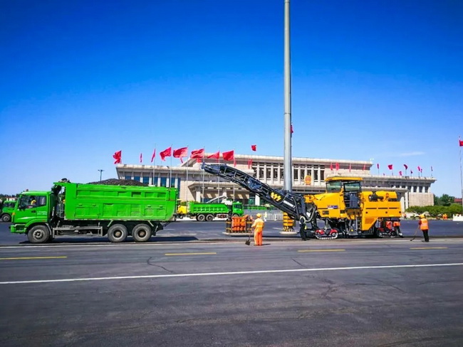 三臺徐工銑刨機施工北京首都國際機場