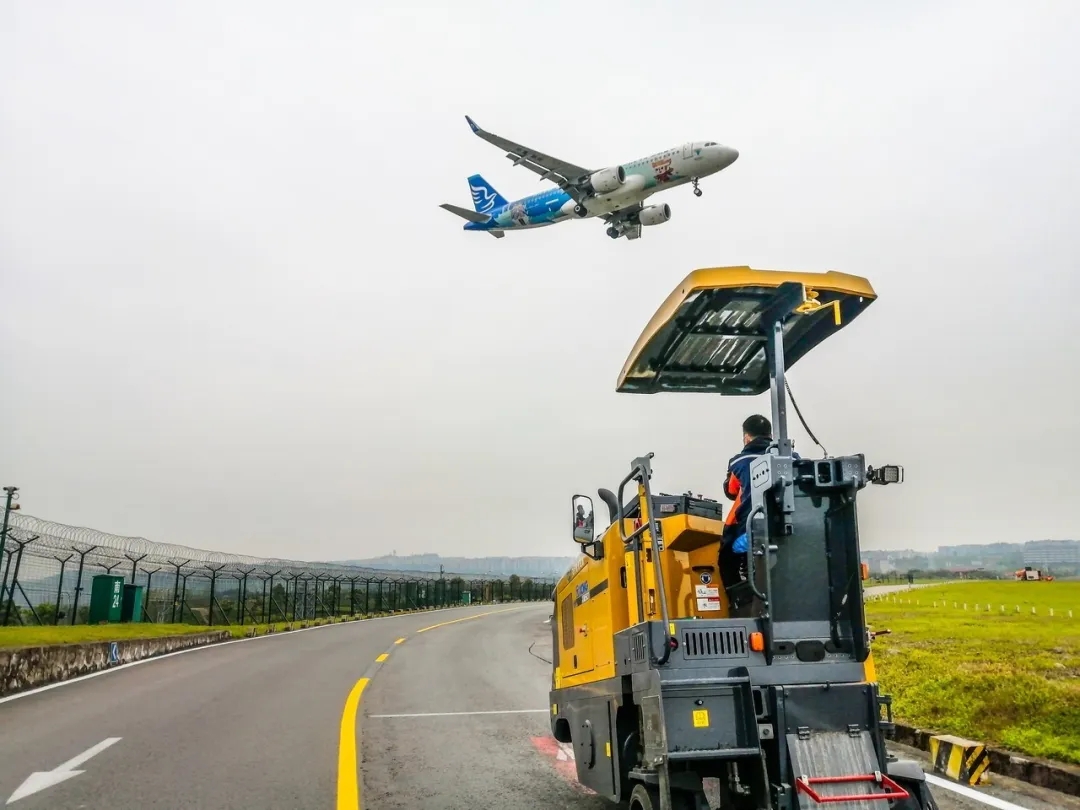 徐工XM353小型銑刨機為江北機場停機坪及通行路面正常養(yǎng)護