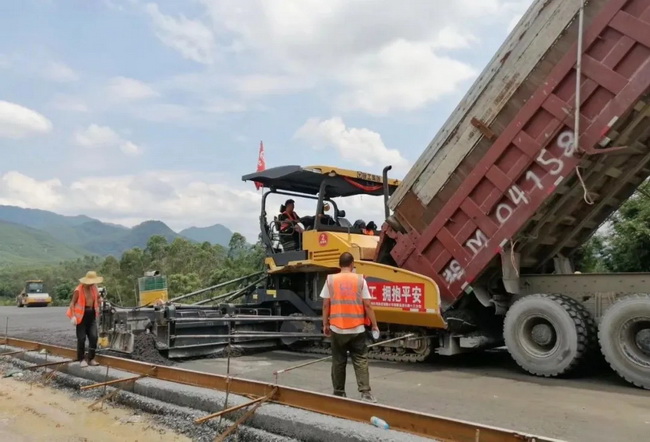 徐工成套道路機(jī)械設(shè)備組團(tuán)施工韶新高速