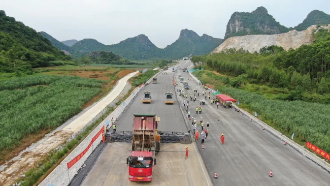 徐工無人駕駛壓路機再現(xiàn)新柳南高速