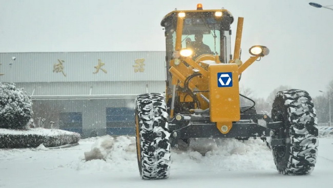 徐工平地機為公路除雪