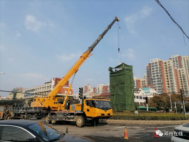 徐工吊車助力鄧州大東關(guān)范仲淹像順利搬遷