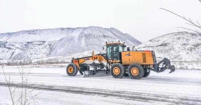 徐工平地機在露天煤礦進行除雪工作