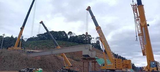 兩臺徐工百噸級起重機景海高速橋梁架設現(xiàn)場