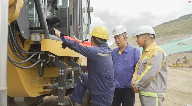 徐工技術(shù)人員與機(jī)手、施工方責(zé)任人交流設(shè)備使用情況