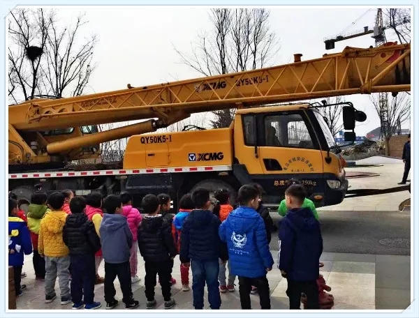 位小朋友的爺爺就將吊車開進了幼兒園