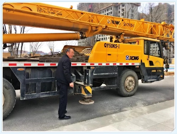 小朋友們第一次近距離接觸大吊車