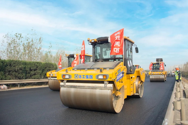 徐工無人駕駛壓路機淮徐高速公路智慧養(yǎng)護