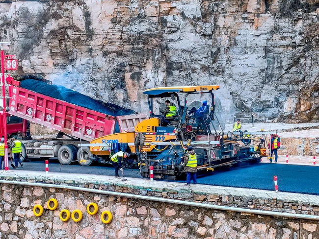 徐工RP903攤鋪機在鄉(xiāng)村道路建設(shè)工程的瀝青攤鋪