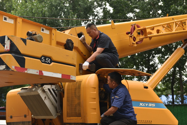 徐工起重機服務(wù)人員正在給客戶修車