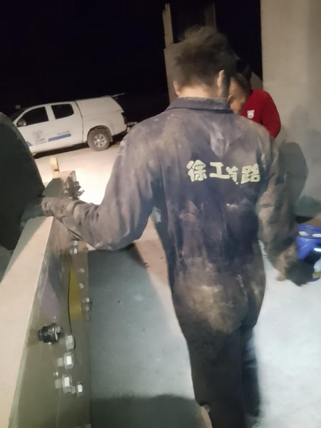 徐工服務人員連夜維修壓路機